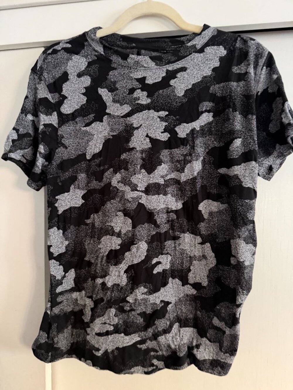 Lululemon camo black gray pattern short sleeve shirt sz 10